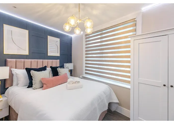 Modern London 3-Bedroom Flat